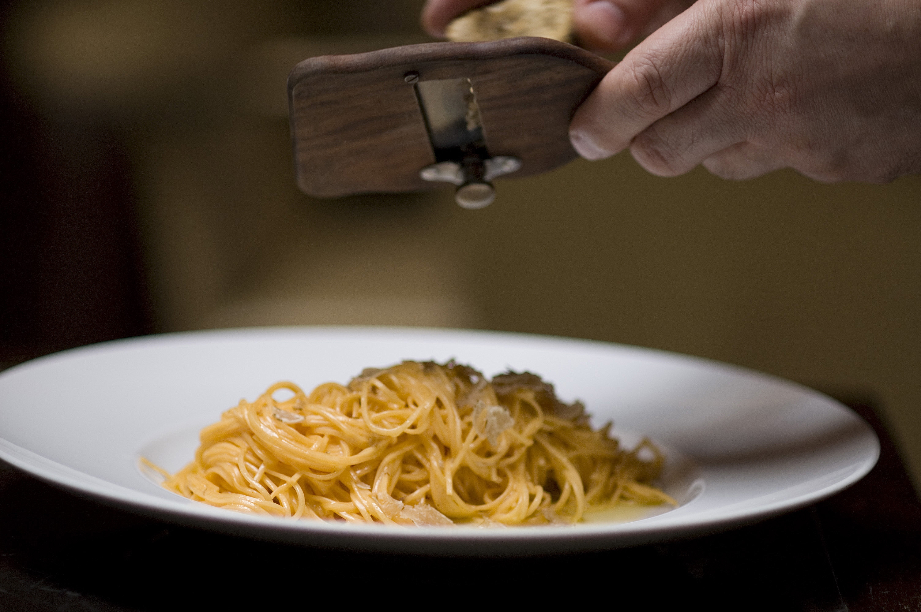 Gero: as caras e cultuadas trufas brancas s&atilde;o raladas na hora