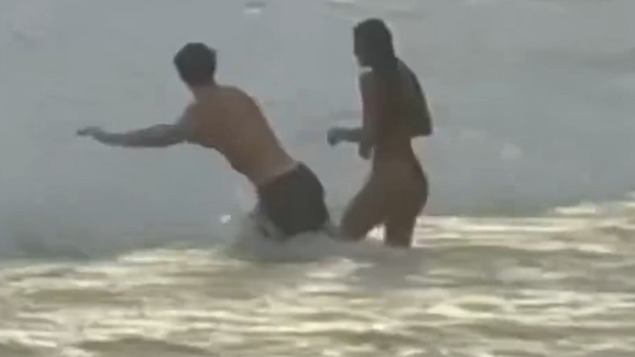 bruna-marquezine-shawn-mendes-praia