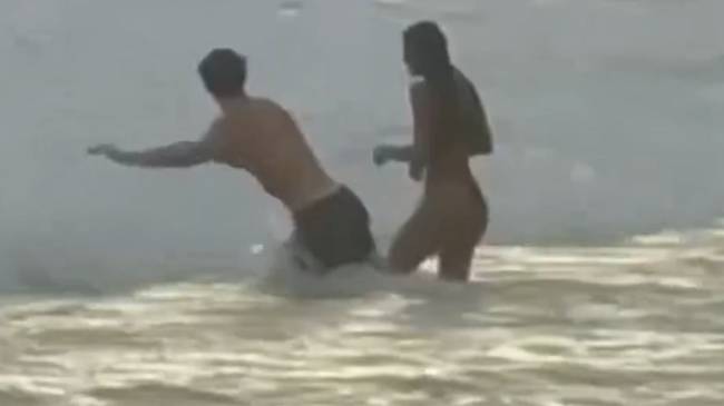 bruna-marquezine-shawn-mendes-praia