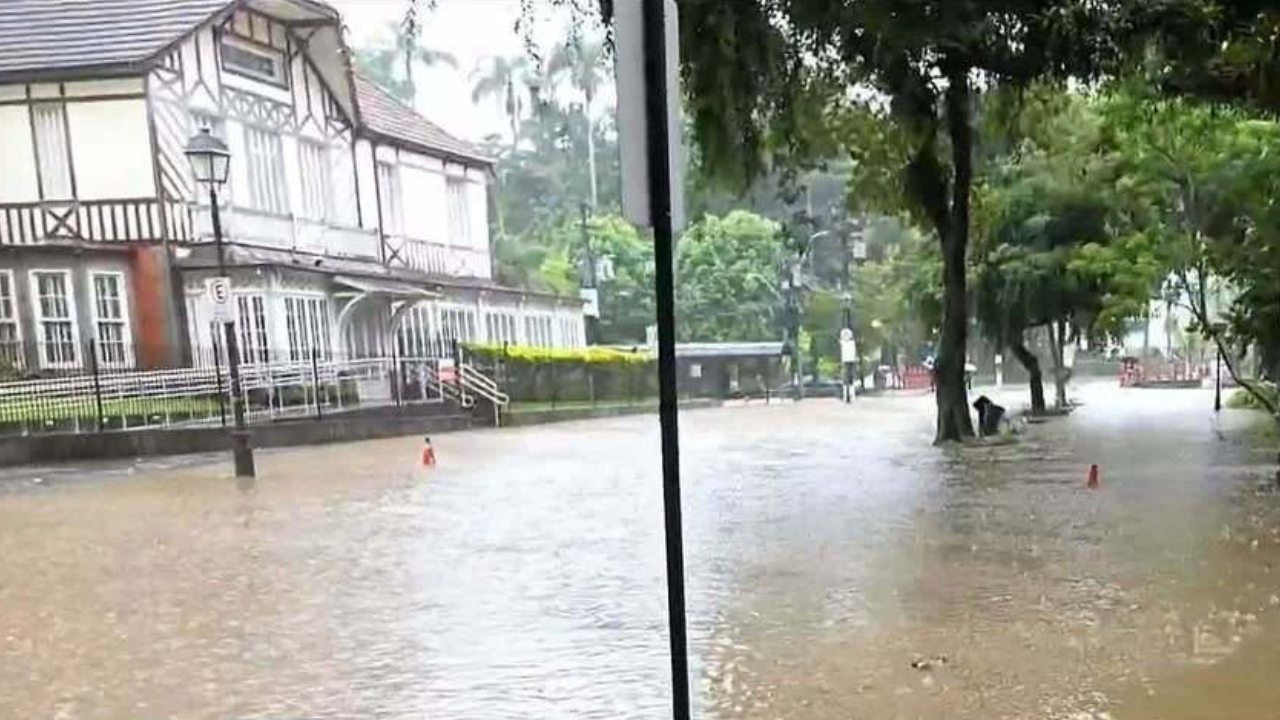 Temporal em Petrópolis: Defesa Civil emite alerta extremo após alagamentos