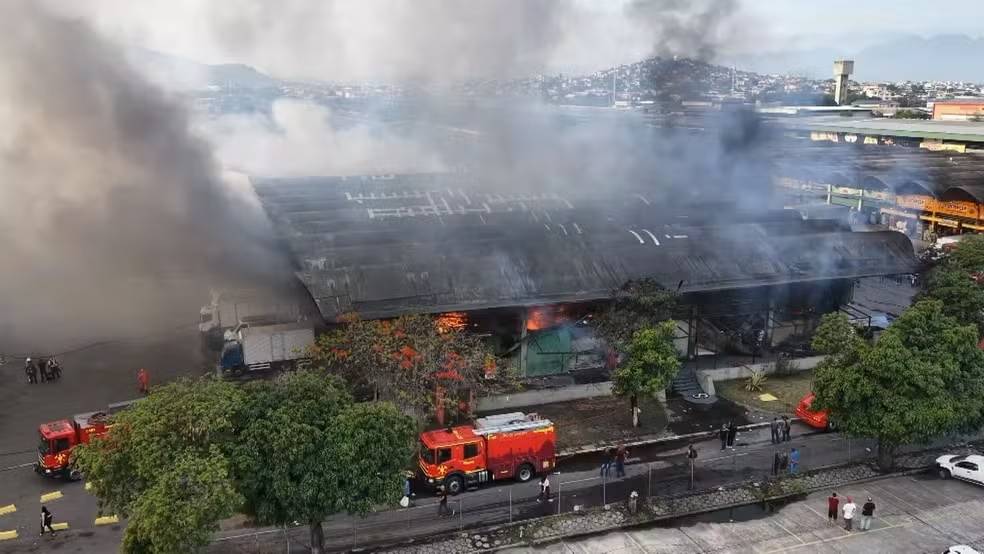 Após incêndio no Ceasa, feirantes denunciam acúmulo de lixo no local
