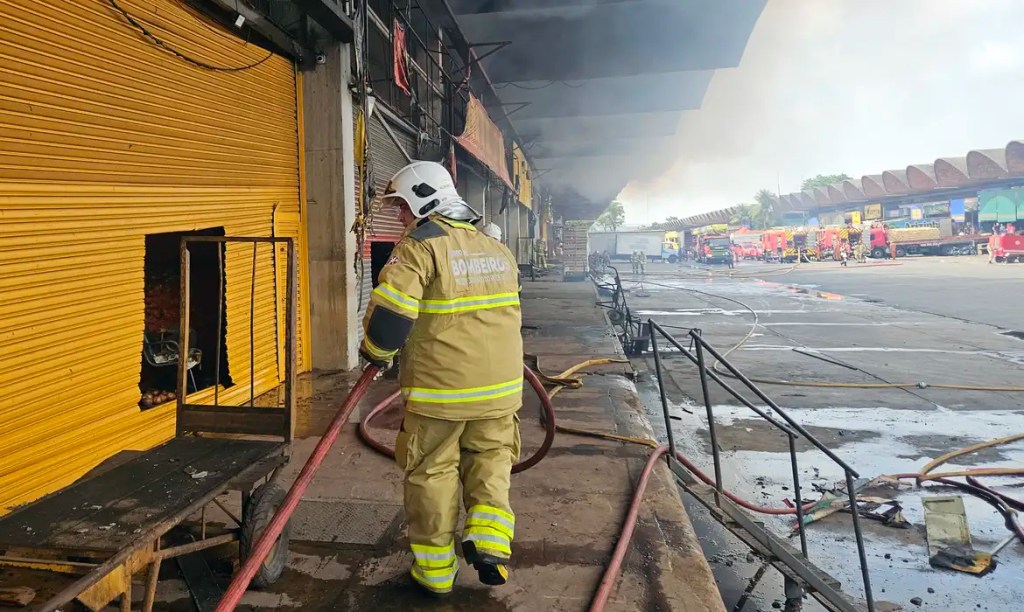 O que se sabe sobre incêndio de grandes proporções na Ceasa