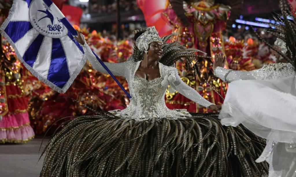 Mestre-Sala e Porta-Bandeira são homenageados em latas de cerveja