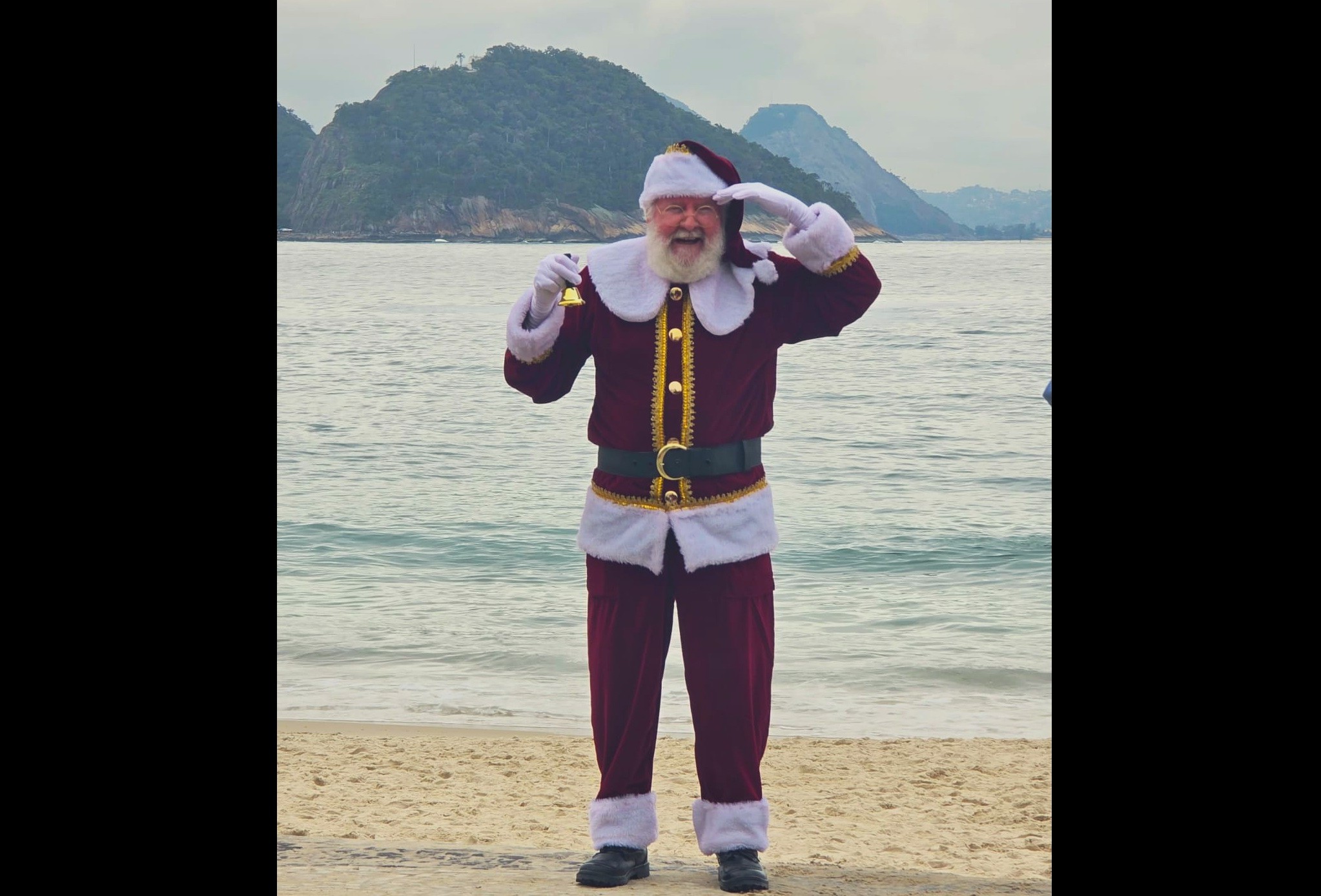 Papai Noel misterioso sozinho na orla de Copacabana. Vídeo!