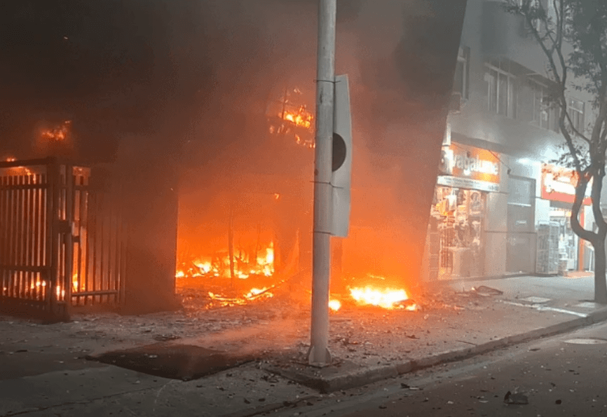 Idosa morre em incêndio em loja de motos no Leme