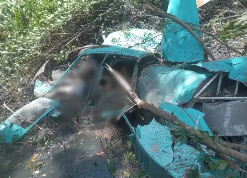 O helic&oacute;ptero que caiu em Guaratiba no local do acidente