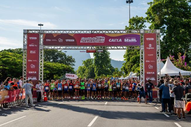T&ecirc;nis no ch&atilde;o, olhos &agrave; frente e a cidade pulsando: a largada da Corrida de S&atilde;o Sebasti&atilde;o, tradi&ccedil;&atilde;o que move o Rio h&aacute; 35 anos.