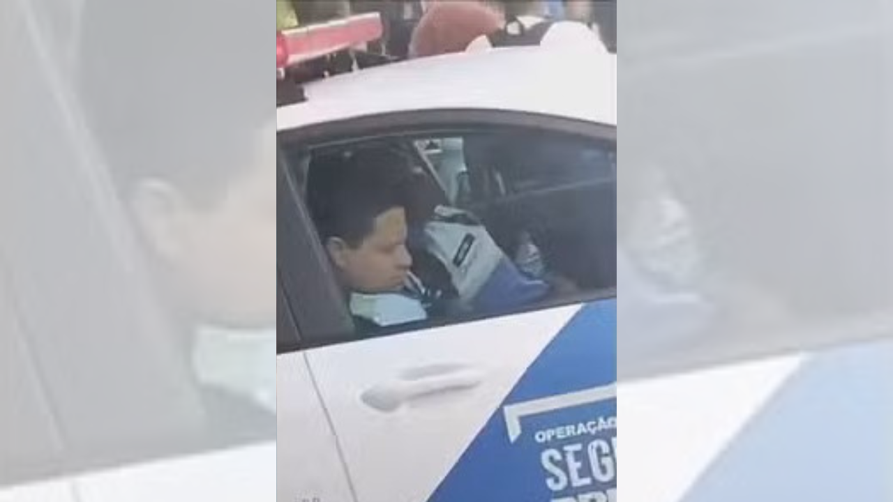 Segurança Presente?: agentes são vistos dormindo dentro de viatura