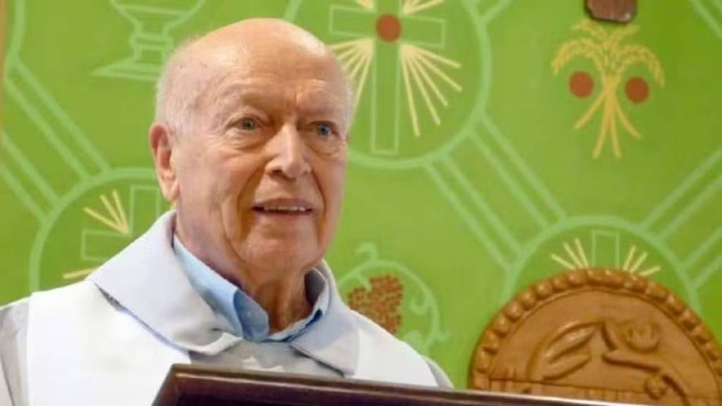 Padre de 103 anos morre enquanto rezava Ave Maria em igreja na Tijuca