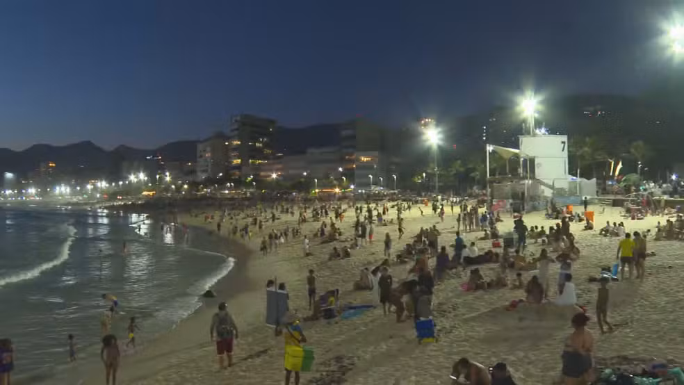 Arpoador: praia de noite tem ficado cheia como no período diurno
