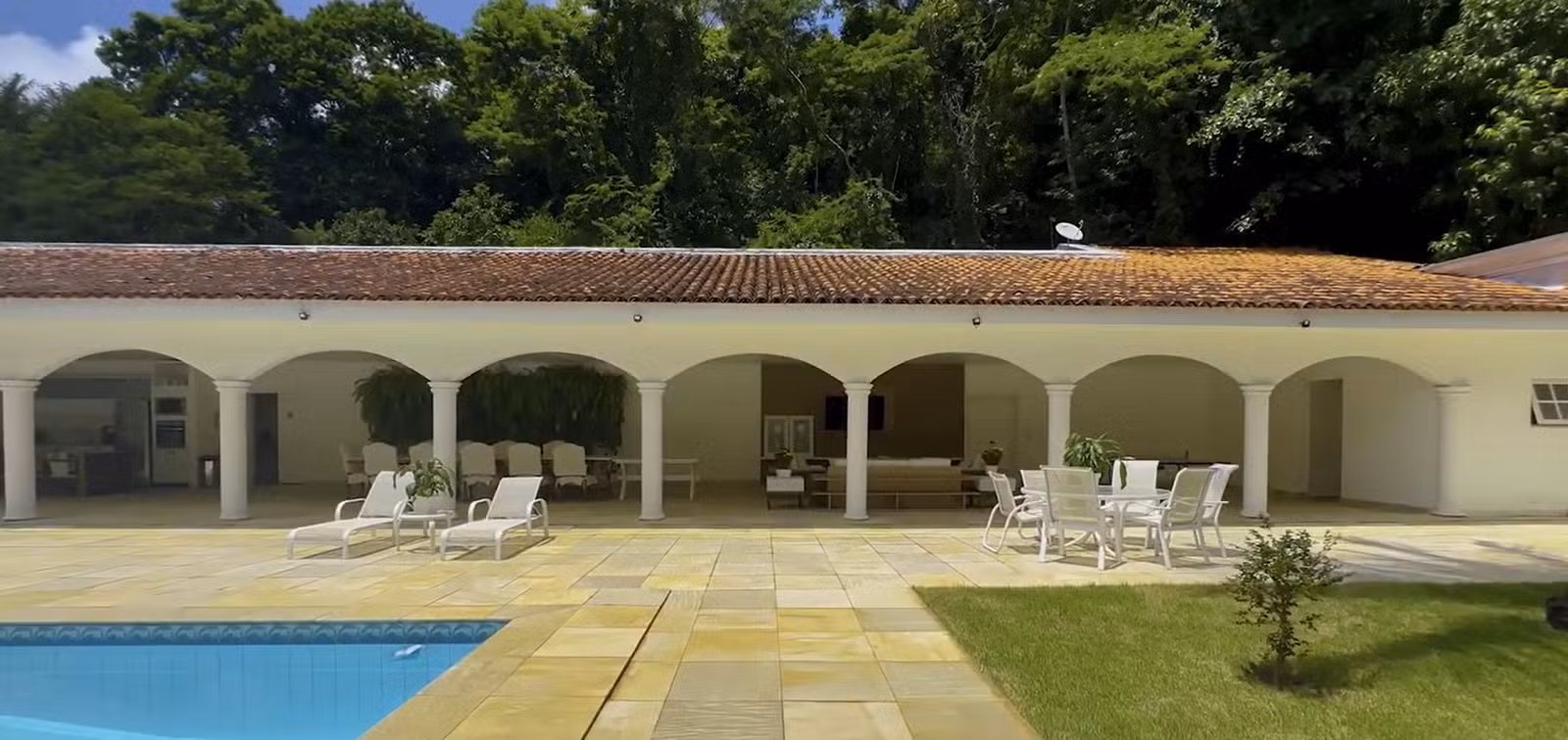 Ar fresco: a &aacute;rea externa da casa de Renato Arag&atilde;o.
