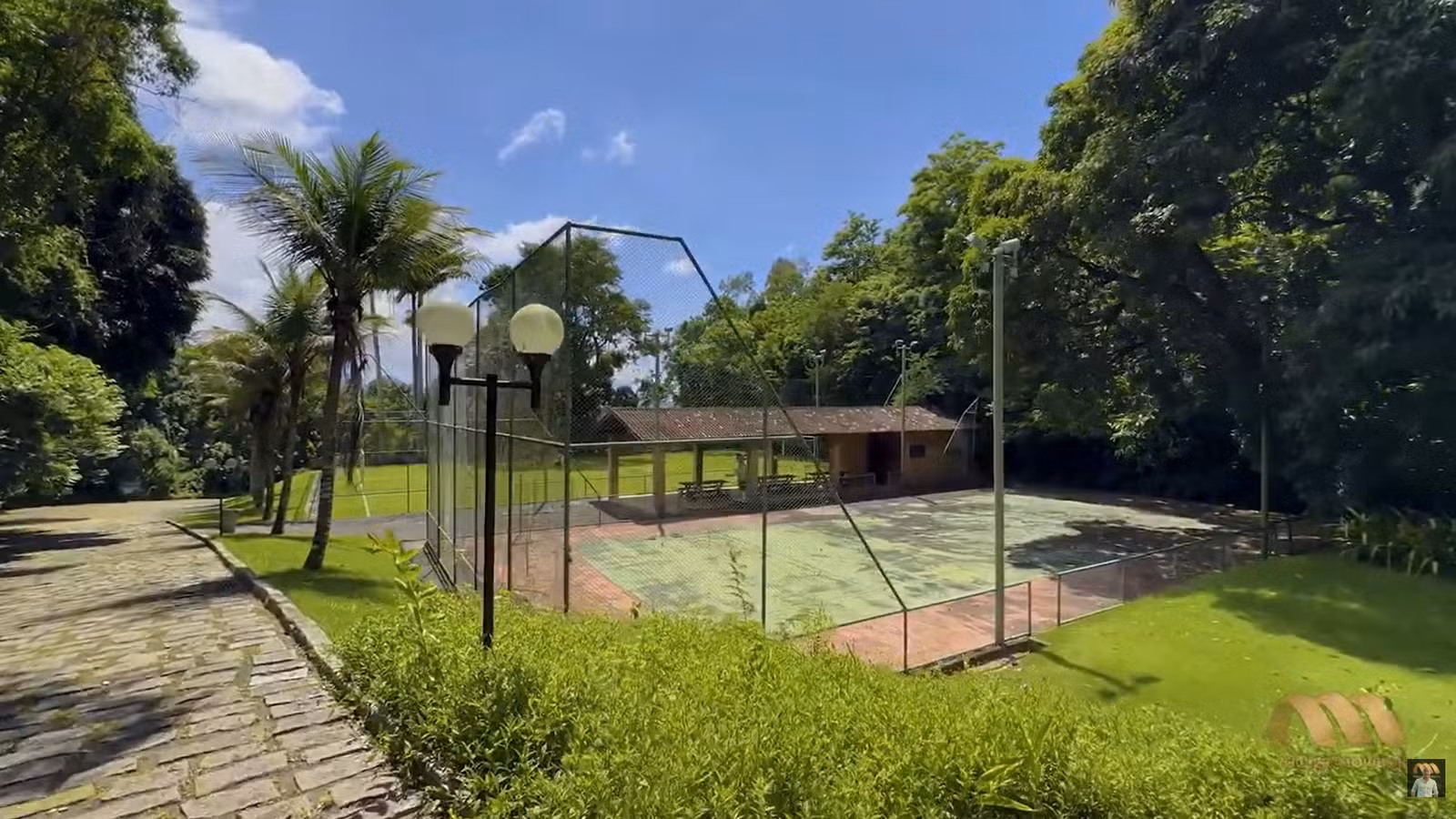 Para se exercitar: foram feitas quadras no terreno.