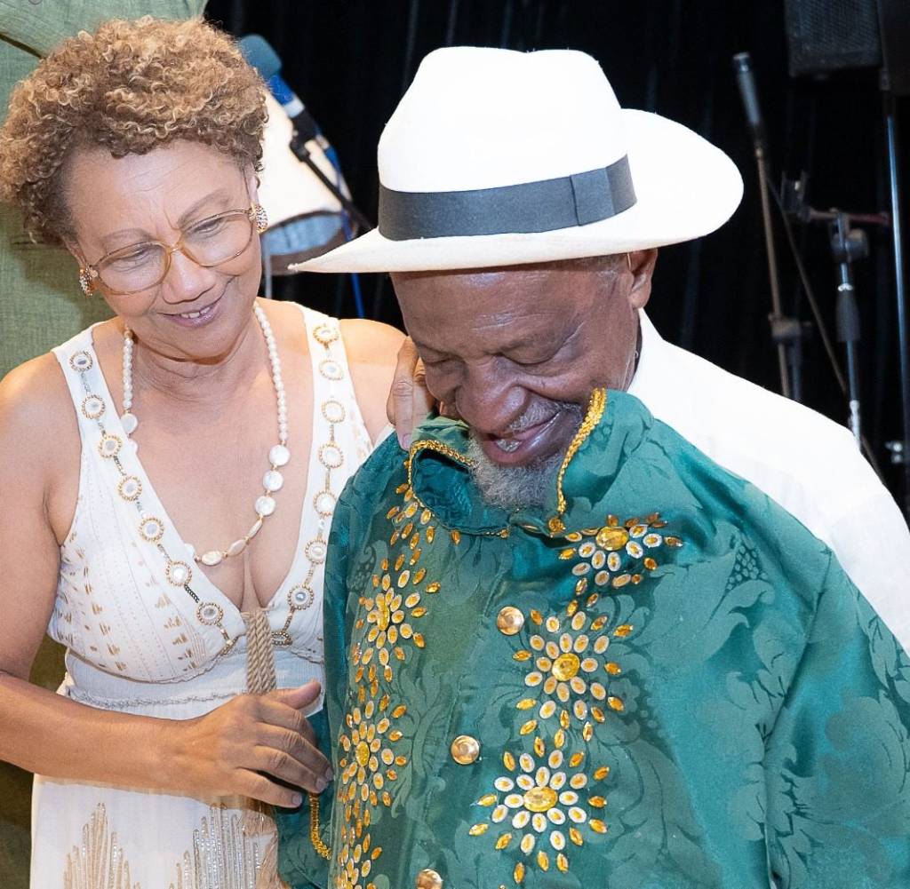 Academia Brasileira de Artes Carnavalescas entrega fardões 