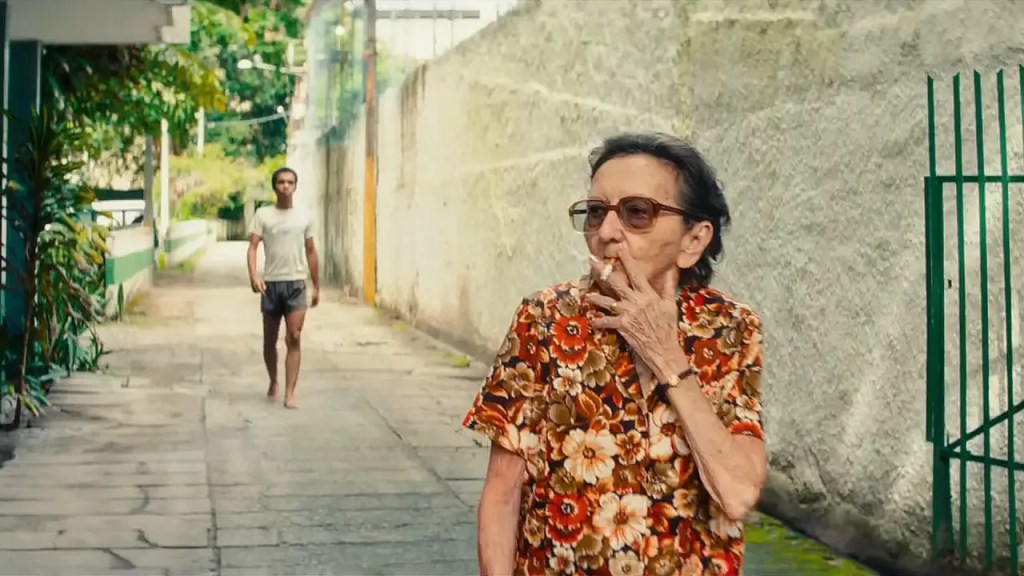 Tânia Maria, a senhora nada secreta que deu um baile na idade