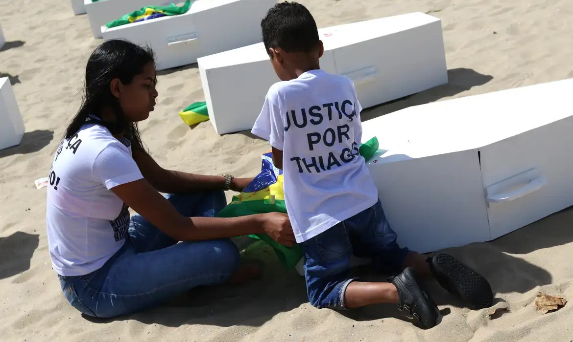 Violência nas favelas: familiares e amigos fizeram ato de denúncia na Praia de Copacabana