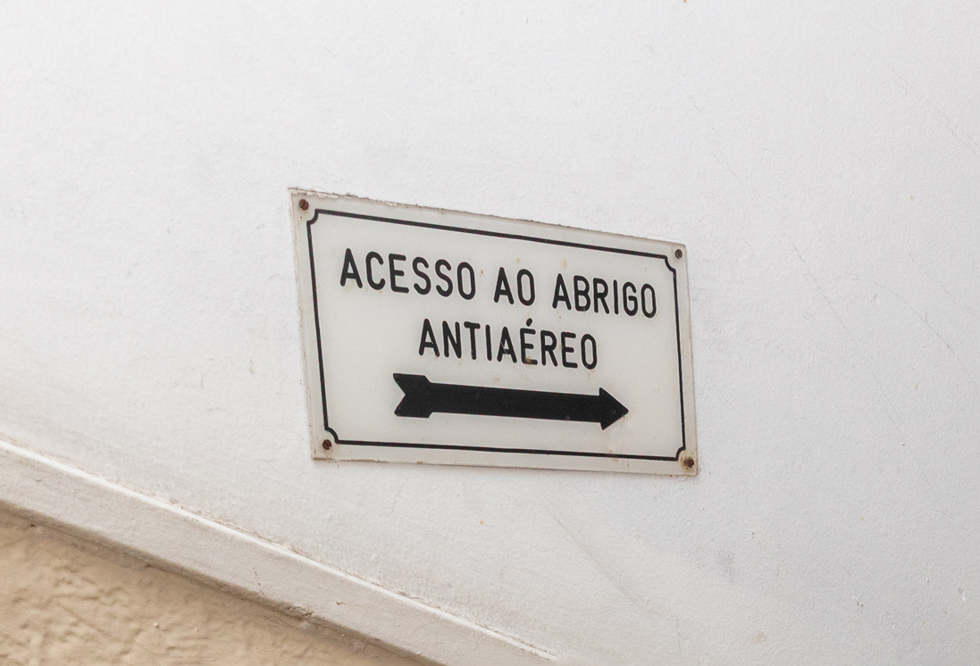 Juliana Goulart, arquiteta, em garagem de edif&iacute;cio no Flamengo que foi abrigo anti-a&eacute;reo durante a Segunda Grande Guerra. No Flamengo, Rio de Janeiro RJ, foto de Daniela Dacorso.