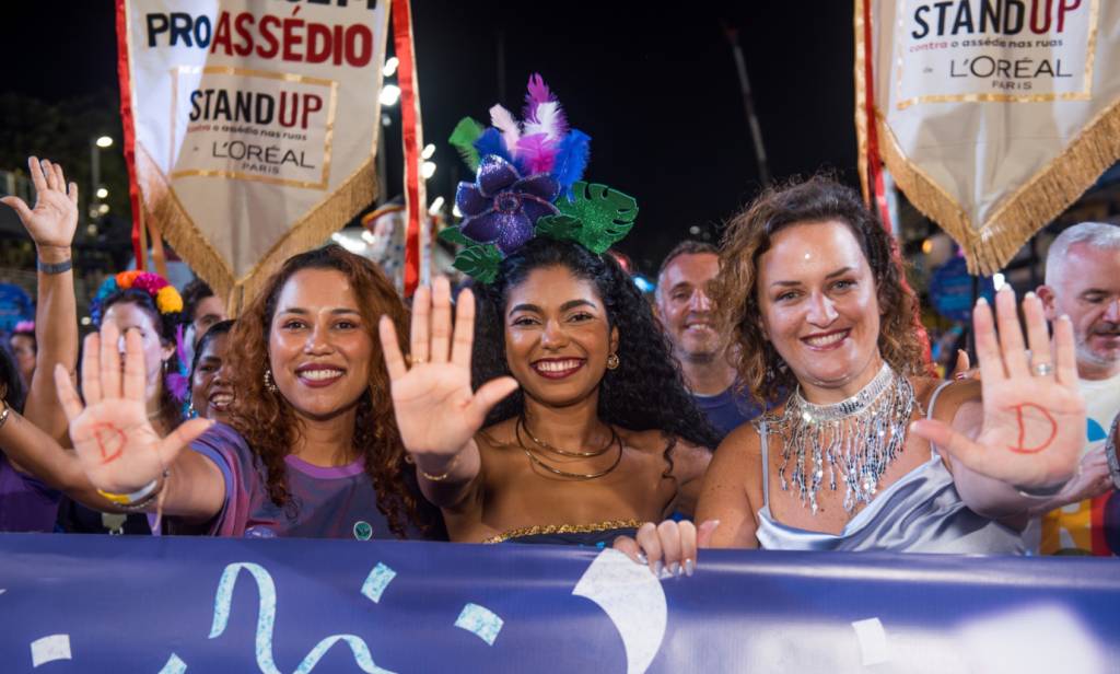 Combate à importunação sexual contra mulheres abre desfile na Sapucaí