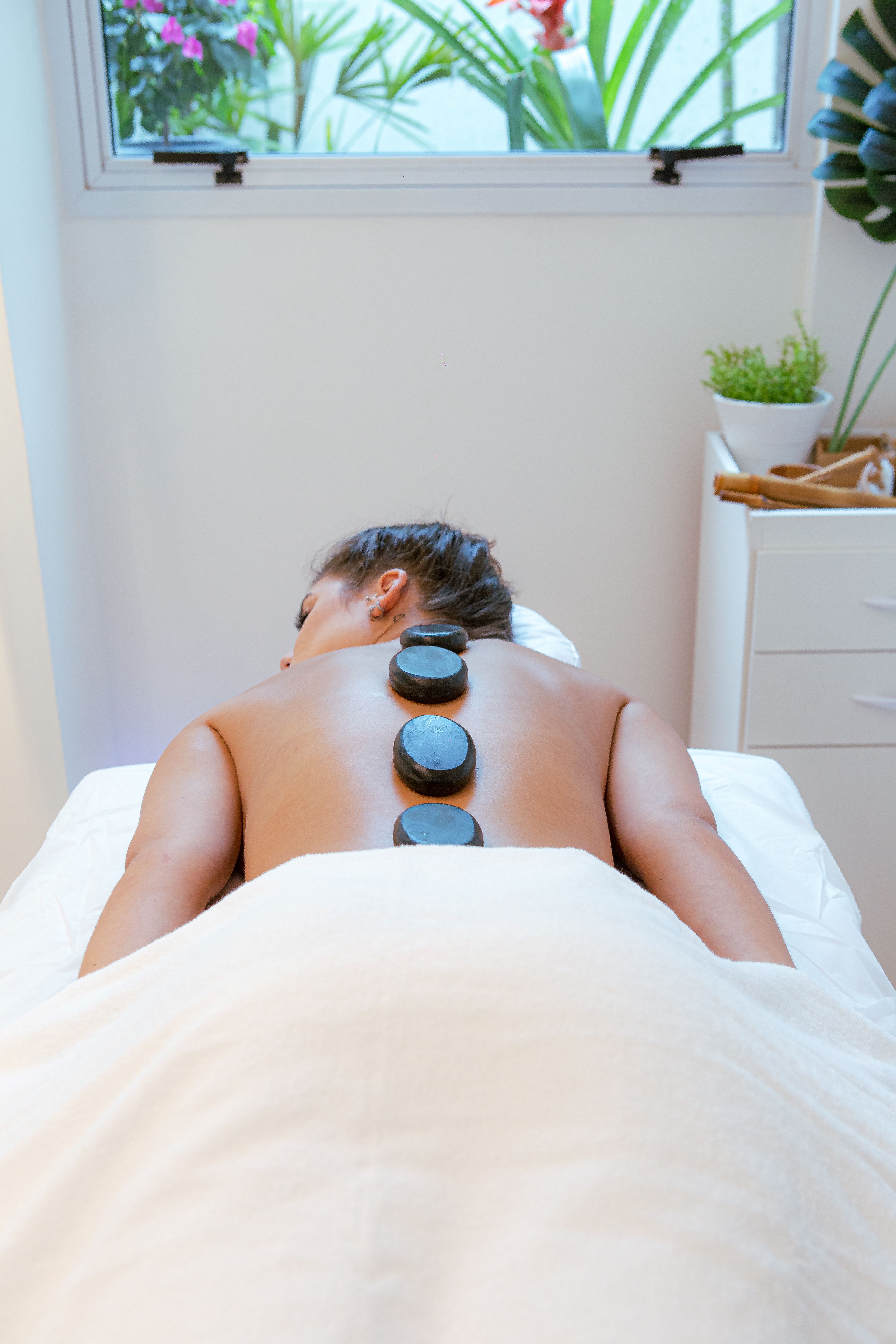 Banho de Loja: Massagem com pedras quentes ou drenagem linf&aacute;tica entre as terapias do S&eacute;pua Spa