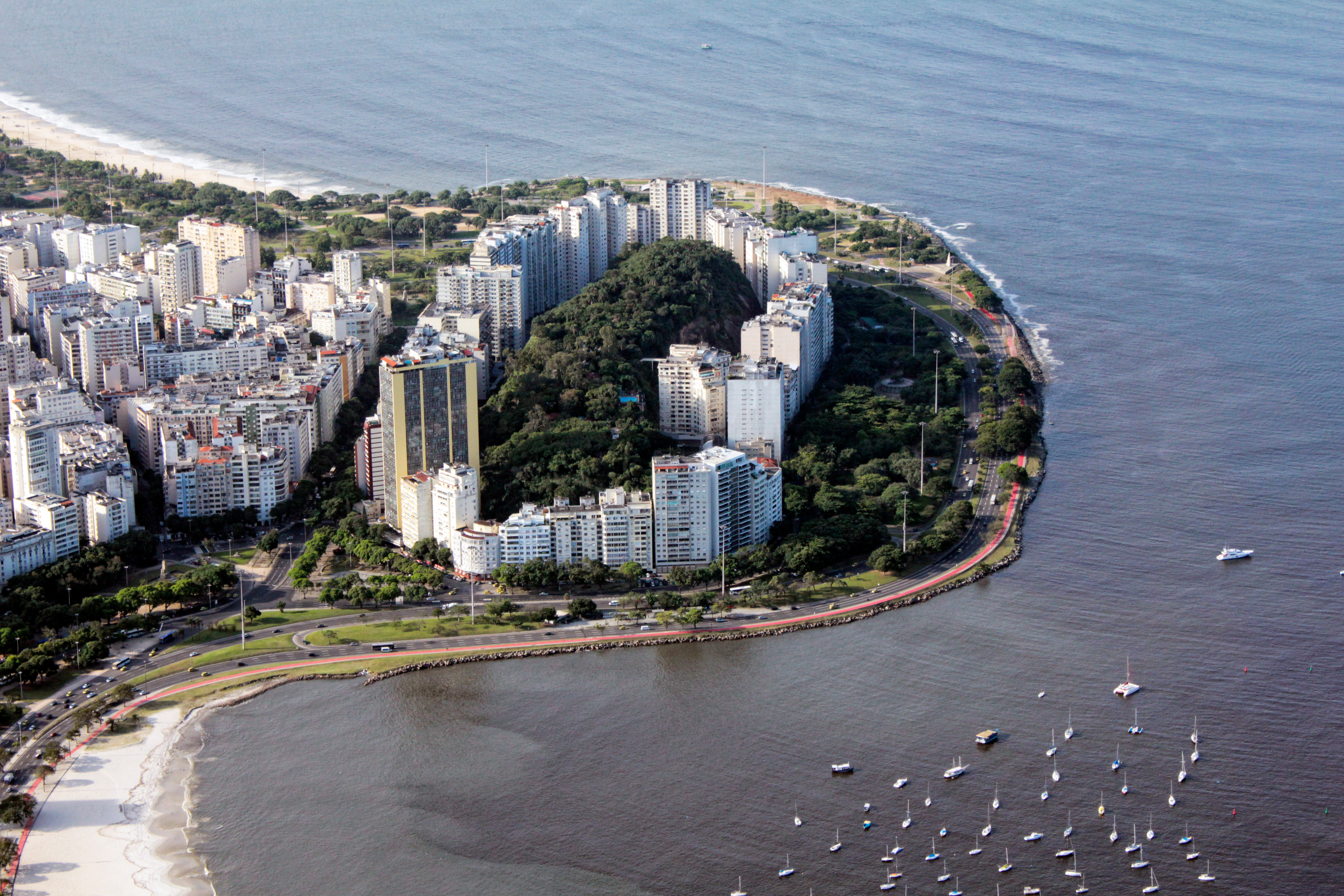 Aerial view of Flamengo Park, partial view of Botafogo Bay and Guanabara Bay, Rio de Janeiro, Brazil. Credito: Diego Frichs Antonello/Getty Images