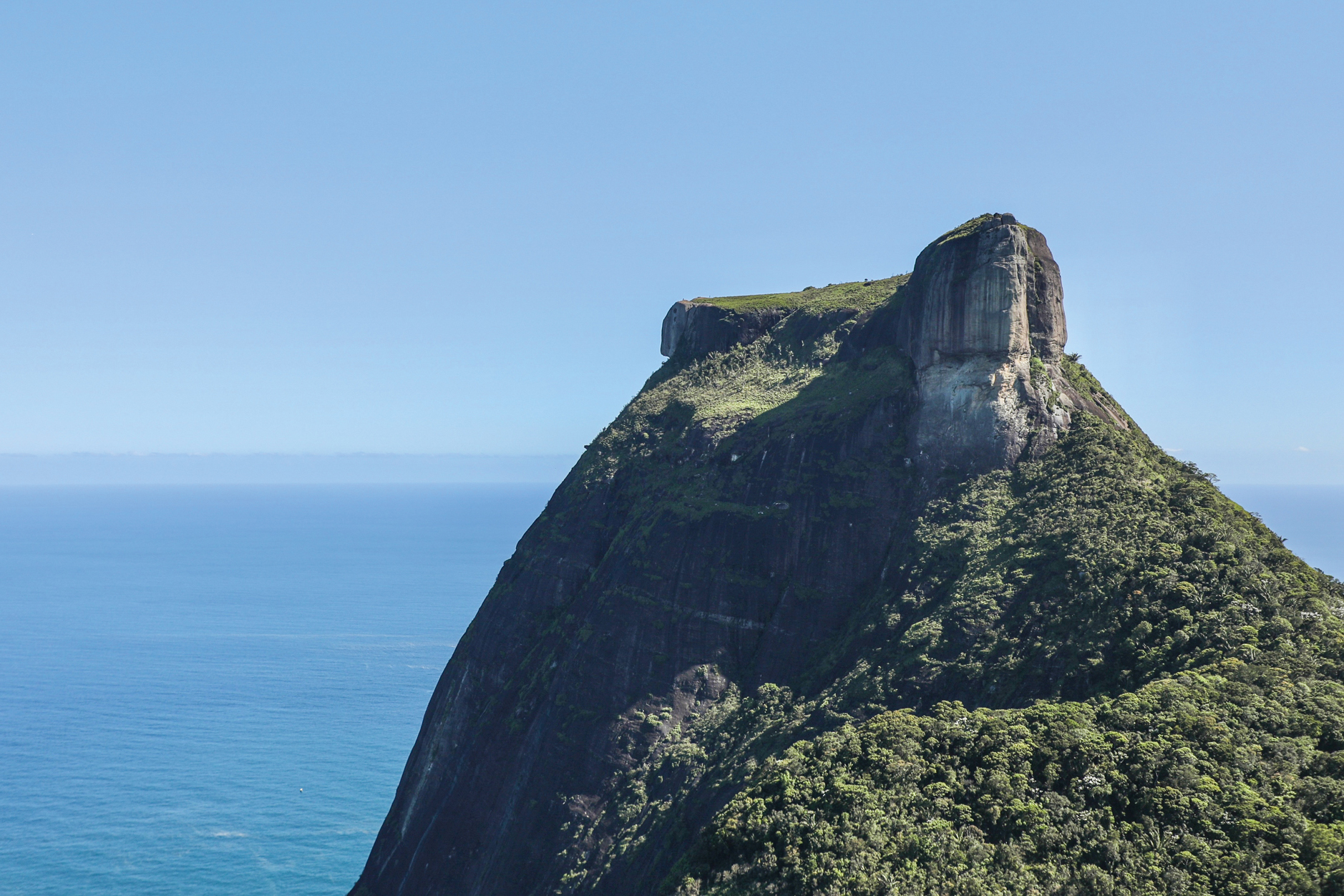 RIO DE JANEIRO, BRAZIL - 2022/11/18: Pedra da G&aacute;vea cliff and the Atlantic Ocean are seen from Pedra Bonita in Rio de Janeiro. Credito: Apolline Guillerot-Malick/SOPA Images/Getty Images