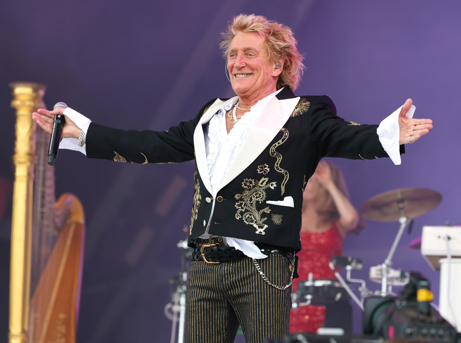 GLASTONBURY, ENGLAND - JUNE 29: (EDITORIAL USE ONLY) (EDITOR'S NOTE: EDITORIAL USE ONLY - STRICTLY NO COMMERCIAL USE - NO USE IN PUBLICATION SOLELY OF ROD STEWART) Rod Stewart performs onstage during day five of the Glastonbury Festival 2025 at Worthy Farm, Pilton on June 29, 2025 in Glastonbury, England. Established by Michael Eavis in 1970, Glastonbury has grown into the UK's largest music festival, drawing over 200,000 fans to enjoy performances across more than 100 stages. In 2026, the festival will take a fallow year, a planned pause to allow the Worthy Farm site time to rest and recover. Credito: Kevin Mazur/Getty Images