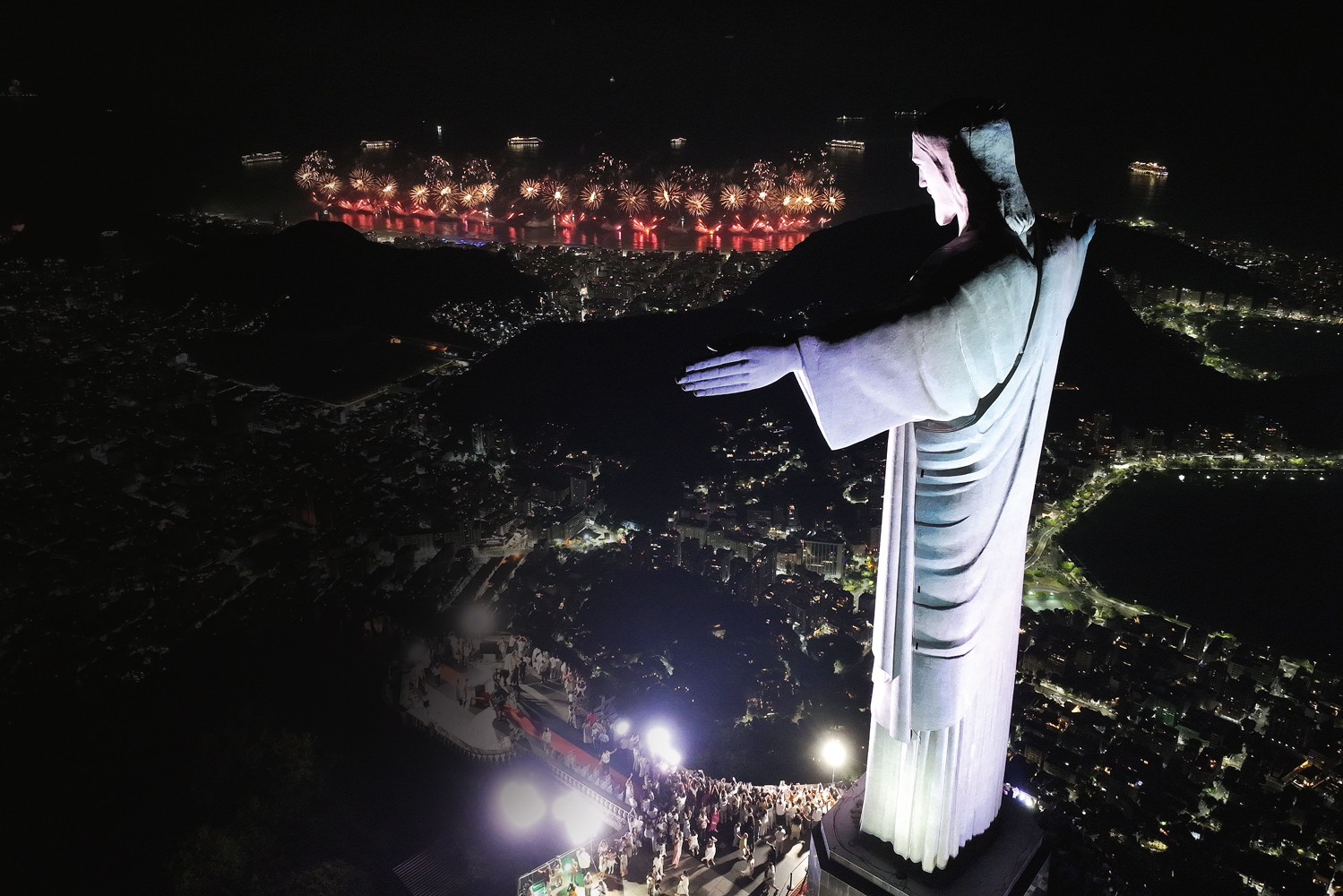 RIO DE JANEIRO, BRAZIL - JANUARY 01: Aerial view of the Christ the Redeemer statue and fireworks launched at Copacabana beach during the New Year's celebration on January 1, 2026 in Rio de Janeiro, Brazil. Credito: Wagner Meier/Getty Images