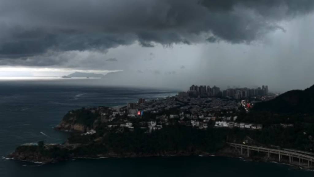 Impressionante: fotógrafo sobe drone em meio a tempestade no Rio