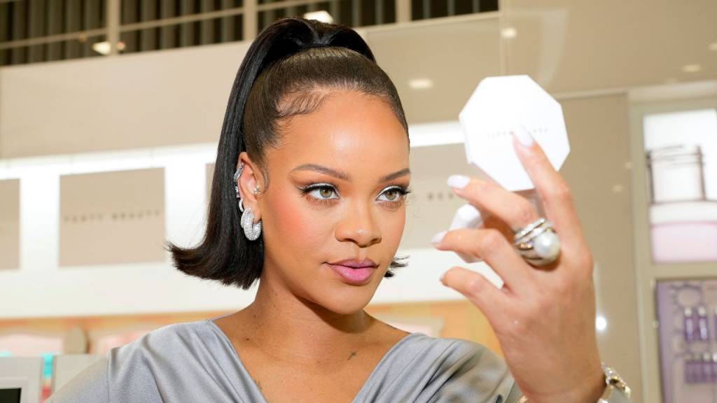 Marca de cosméticos de Rihanna ganha quiosque temporário em shopping