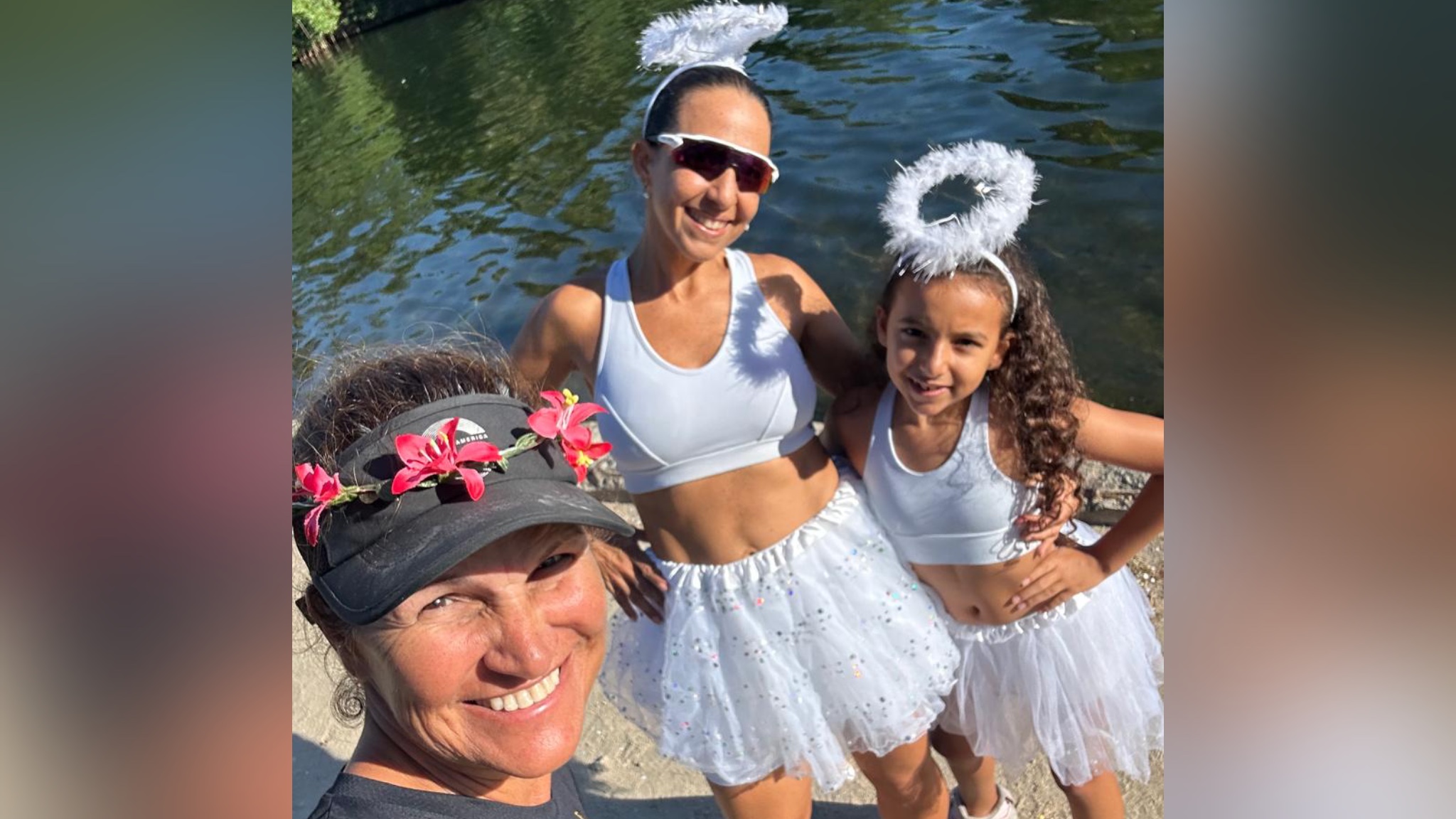 Treino e folia: Luciana Toscano puxa o bloco com a nutricionista Erika Santinoni e a filha dela, Bruna