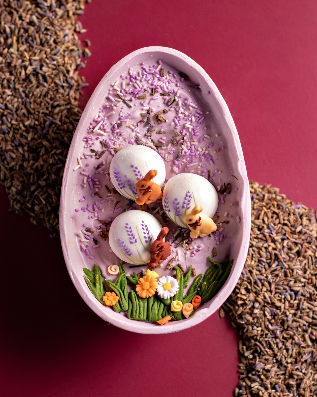 ovo de lavanda com chocolate branco da Louzieh Doces