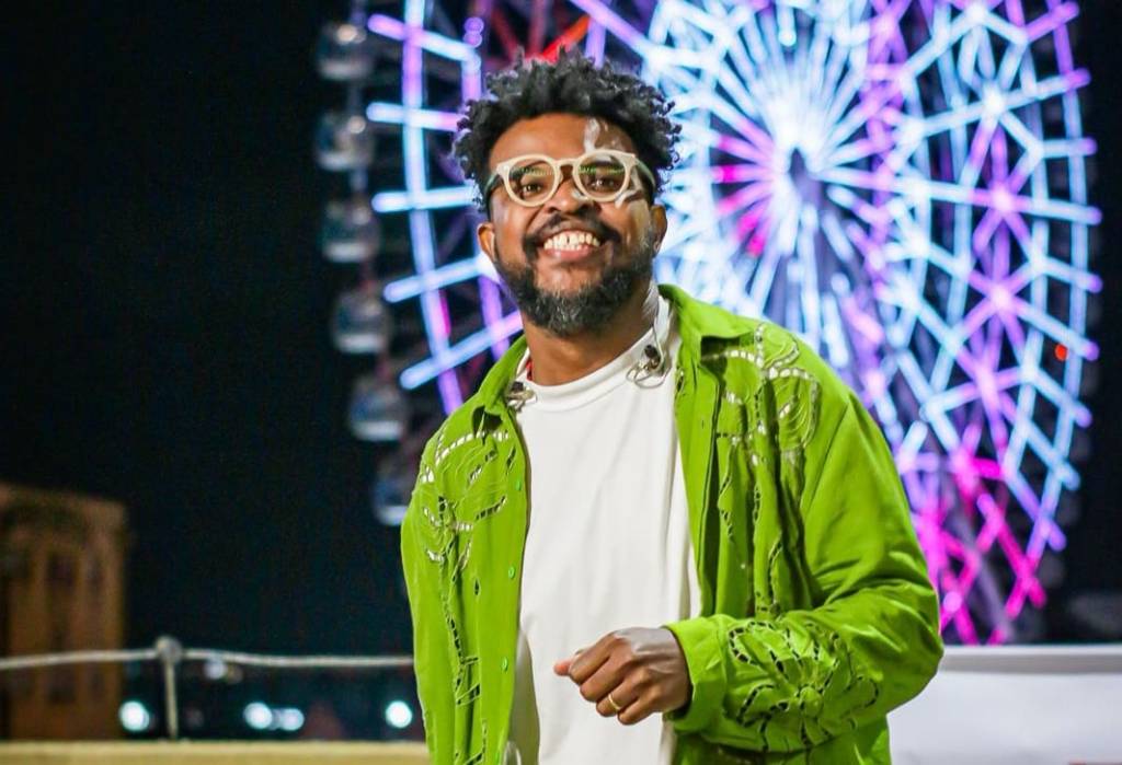 Nego Álvaro celebra 10 anos de carreira com show no Theatro Municipal