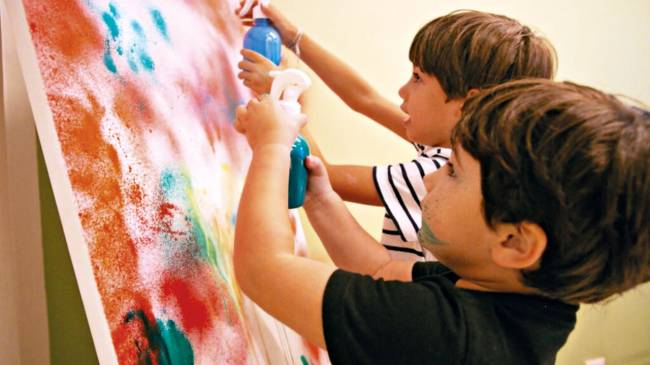 Lugares com oficinas em que a criançada aprende brincando