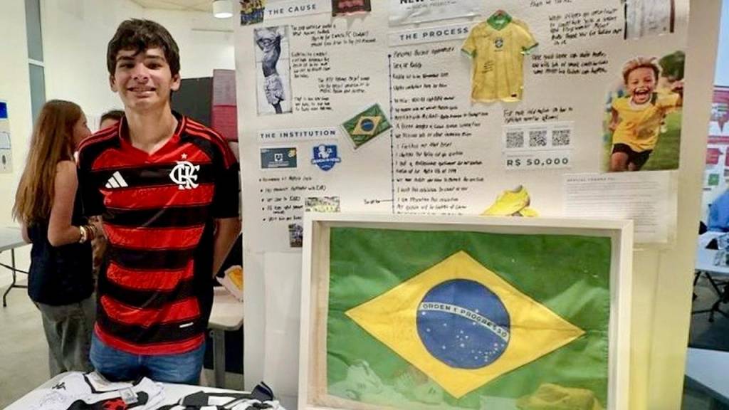 Jovem calça paixão por esporte com as chuteiras da solidariedade