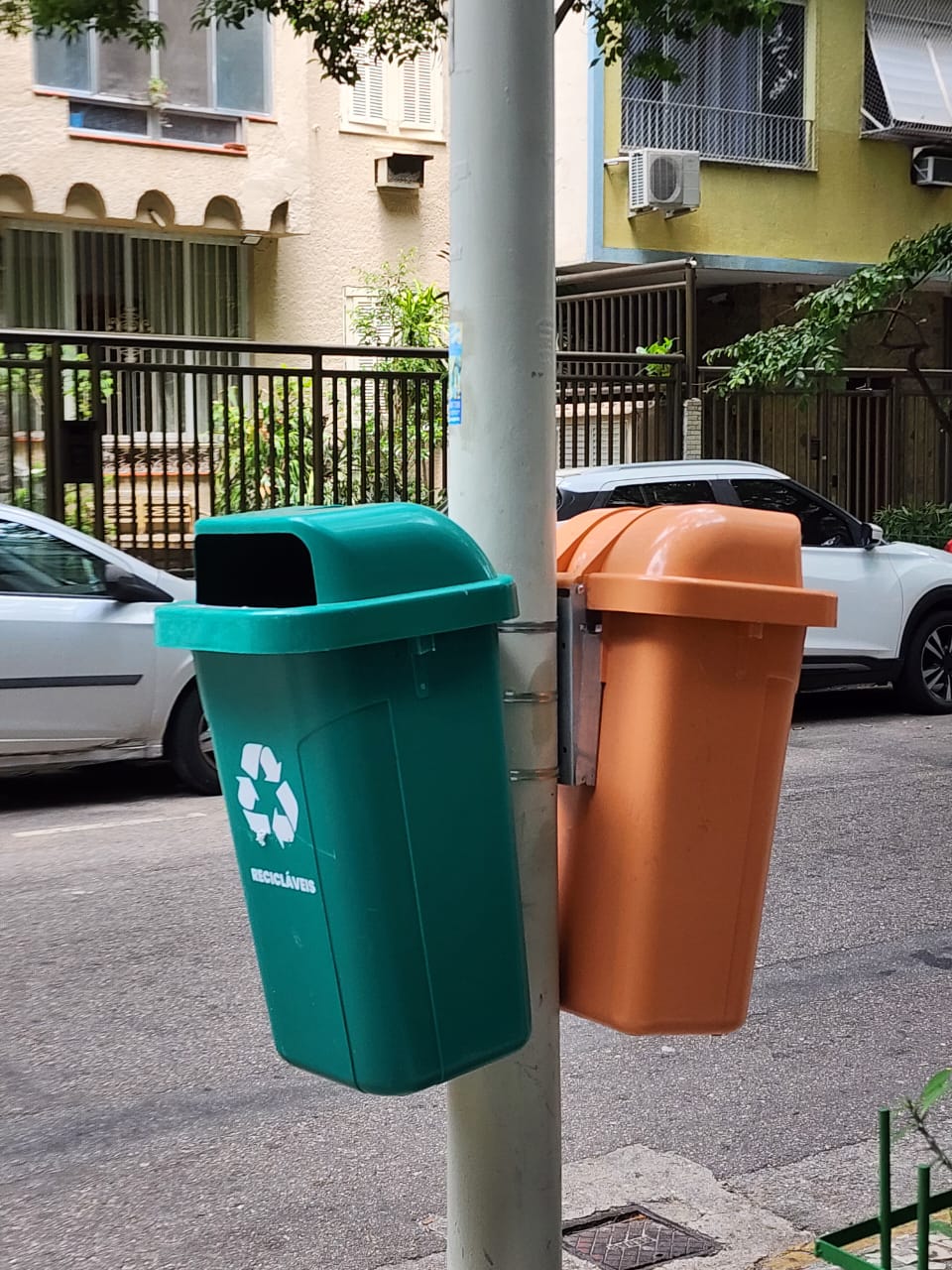 O dia em que um gringo resolveu bancar as lixeiras da Barão da Torre