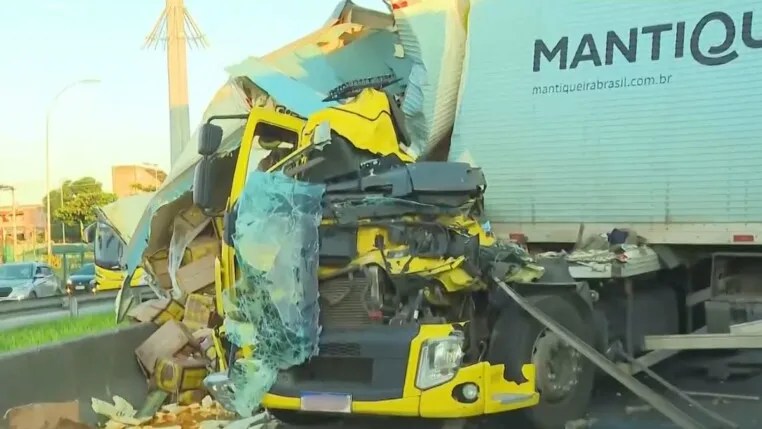 Engavetamento entre caminhões e carreta bloqueia descida da Via Dutra