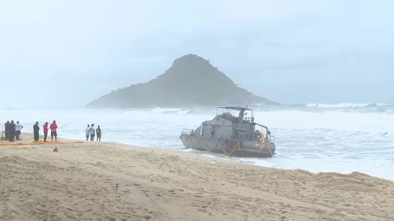 Encalhe: a lancha permanece no local de mar agitado durante a semana