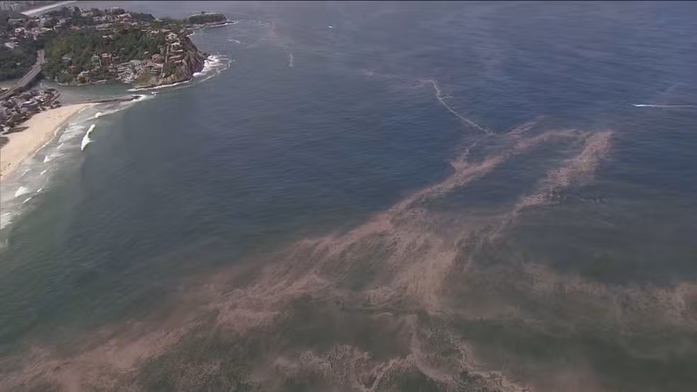 Mancha escura: faixa marrom entre a Praia da Barra e a Praia de São Conrado assusta cariocas.