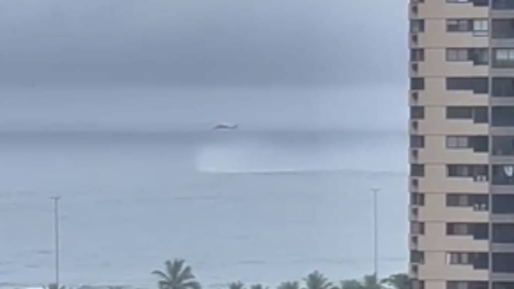 Helicóptero perde altitude e quase encosta no mar da Barra. Veja o vídeo