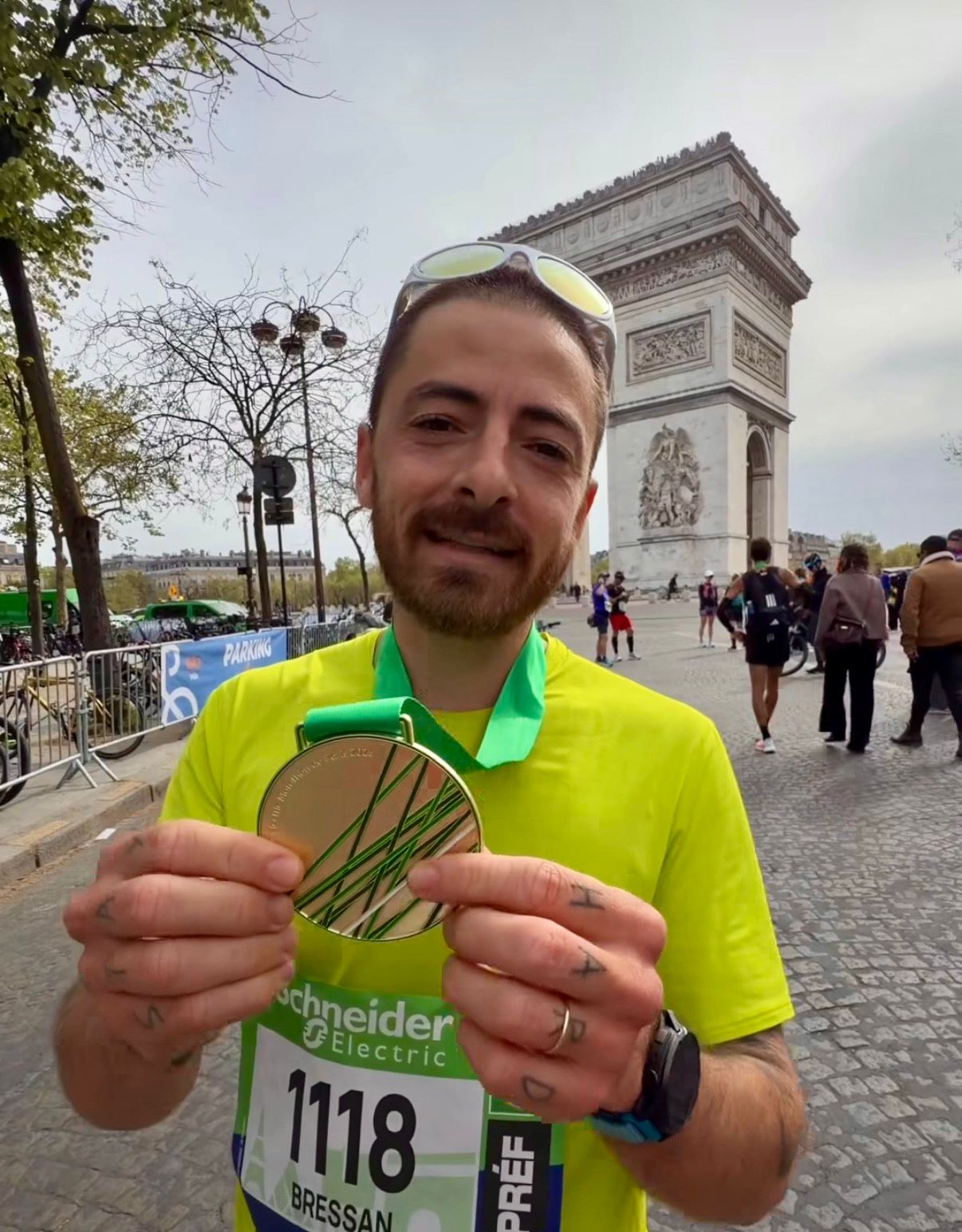 Brendon Bressan com a medalha da Maratona de Paris 2026
