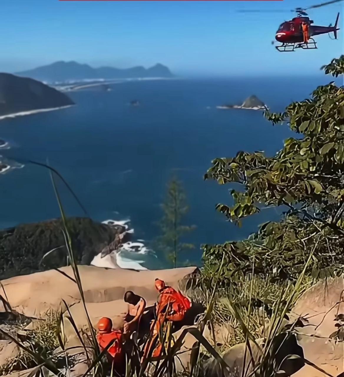 Homens do Corpo de Bombeiros socorrem o turista antes da chegada do helic&oacute;ptero