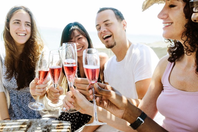 Jovens bebendo vinho