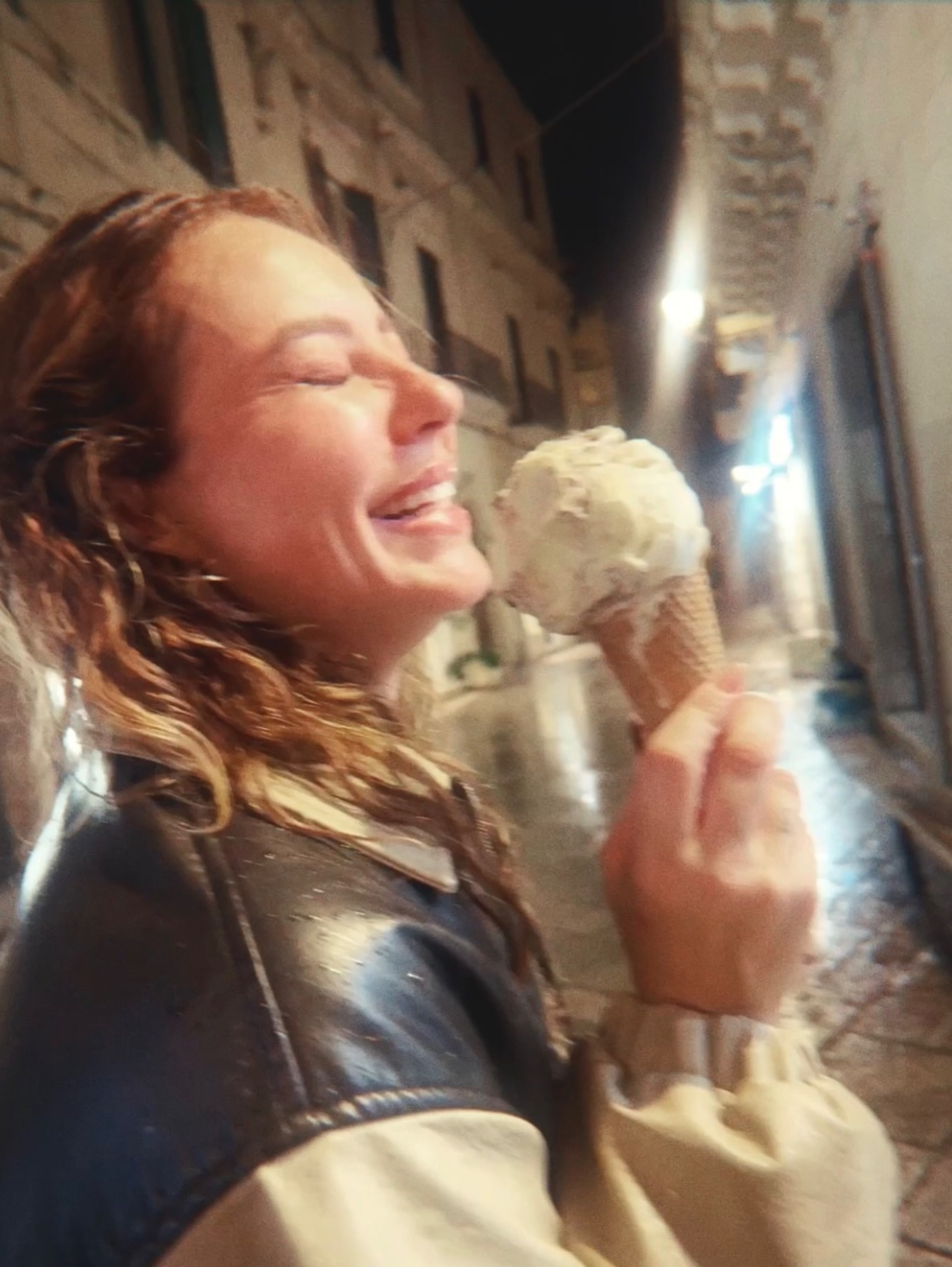 Paolla Oliveira &eacute; surpreendida com chuva forte em programa noturno na It&aacute;lia