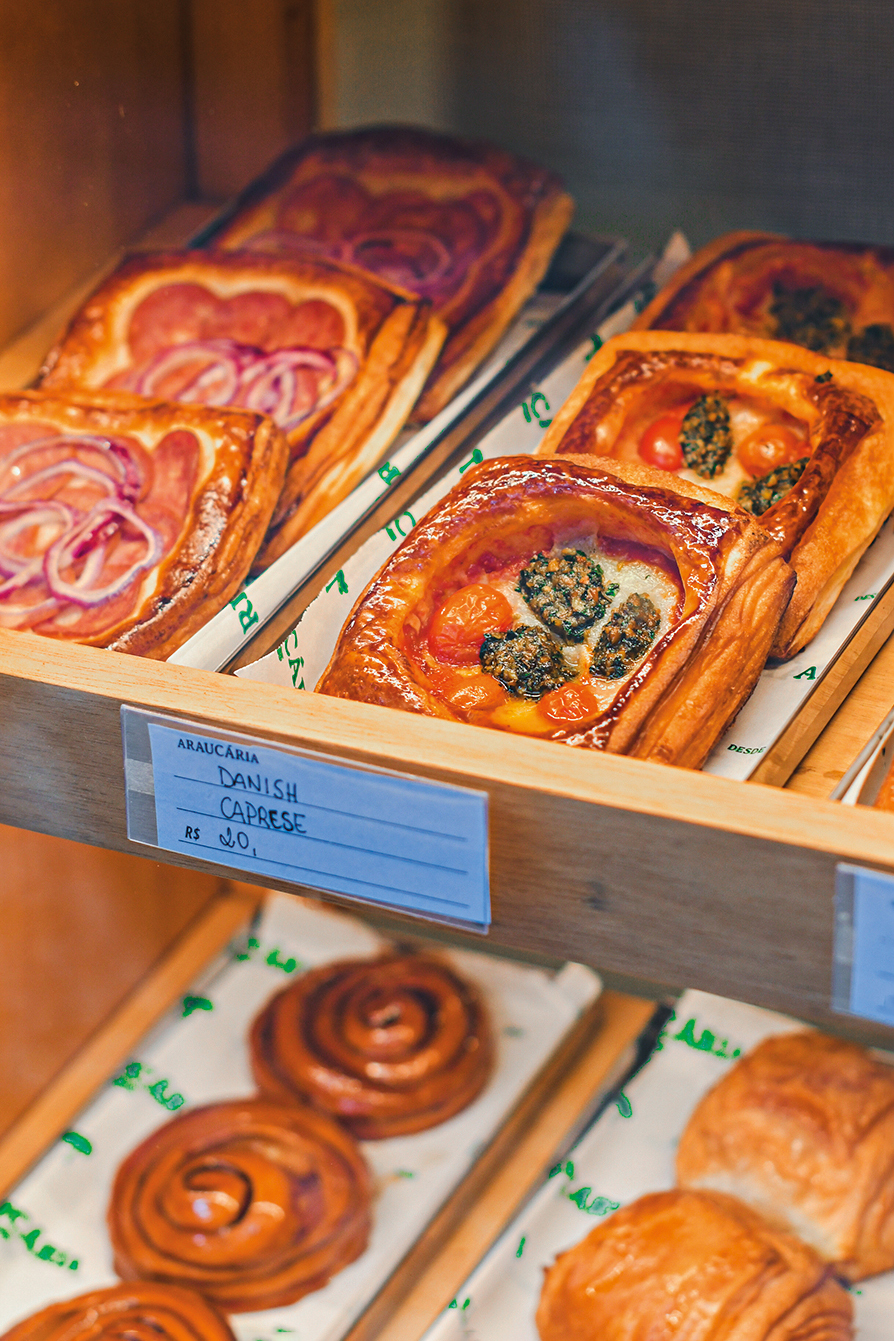 Arauc&aacute;ria P&atilde;es: Danishes e cinnamons