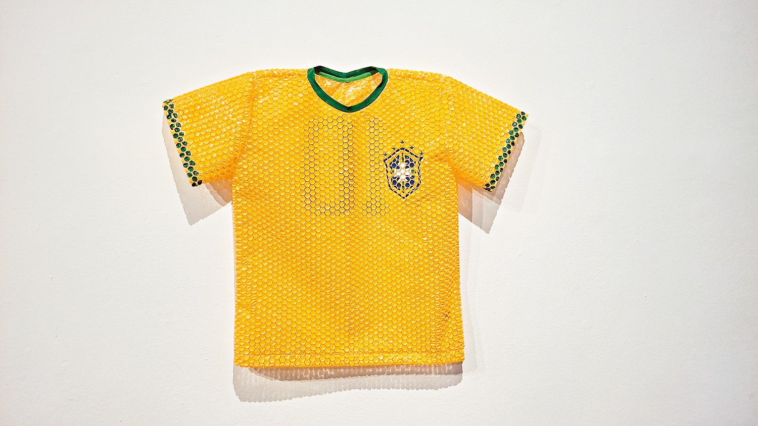 Brazil Core: Heberth Sobral e Dani Lacerda criam pe&ccedil;a de roupa com pl&aacute;stico bolha