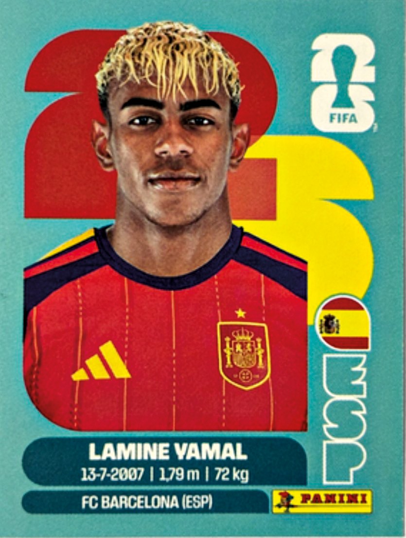 Cromo de Lamine Yamal, jogador de futebol com cabelo loiro encaracolado, vestindo camisa vermelha da Espanha, com escudo e logo Adidas. Abaixo, nome, data de nascimento, altura, peso e clube FC Barcelona. Fundo azul claro com n&uacute;meros 2 e 3 estilizados em vermelho e amarelo, e logo FIFA