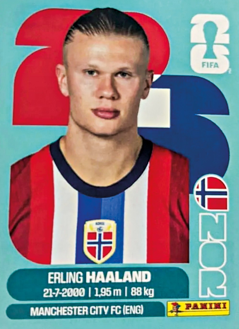 Figurinha de Erling Haaland, jogador de futebol noruegu&ecirc;s, com cabelo loiro penteado para tr&aacute;s, vestindo camisa listrada vermelha, branca e azul. Abaixo, seu nome, data de nascimento, altura, peso e clube Manchester City. No canto superior direito, o logo da FIFA e, na lateral, a bandeira da Noruega e o ano 2022