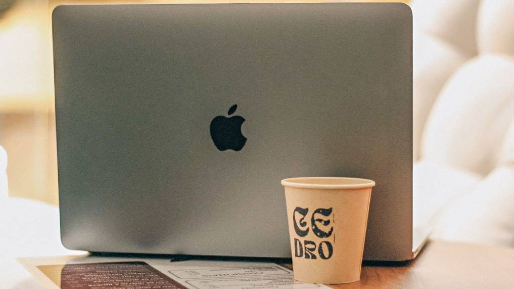 Escritório no café! Cedro une aroma de cafeteria e praticidade corporativa