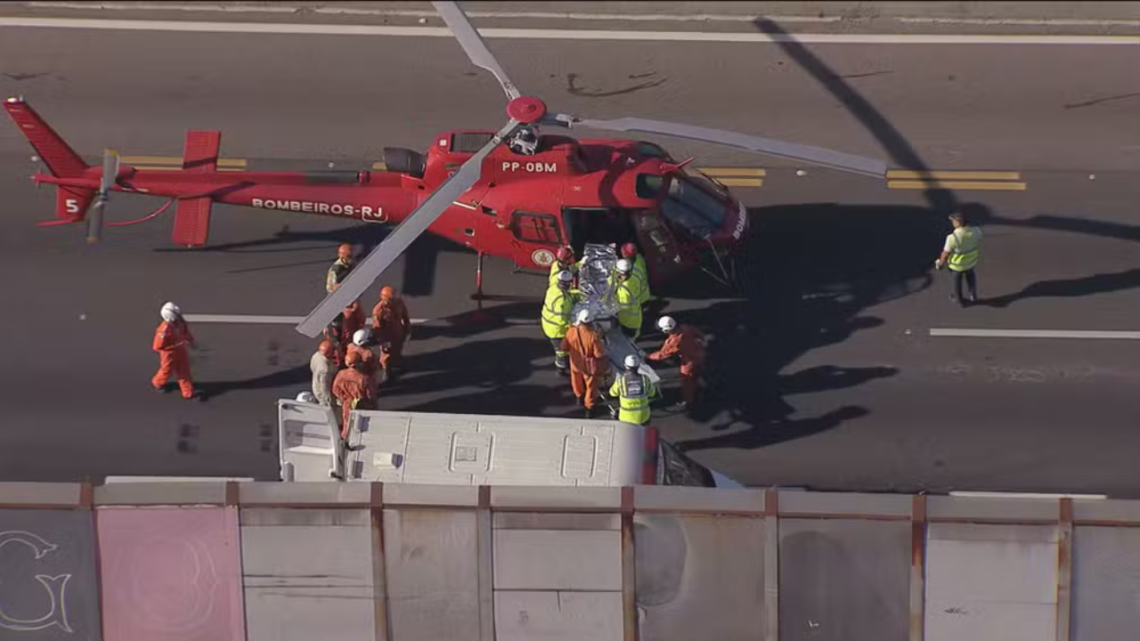 Chamado de urgência: helicóptero pouca na linha amarela para resgatar vítima de acidente em estado gravíssimo.