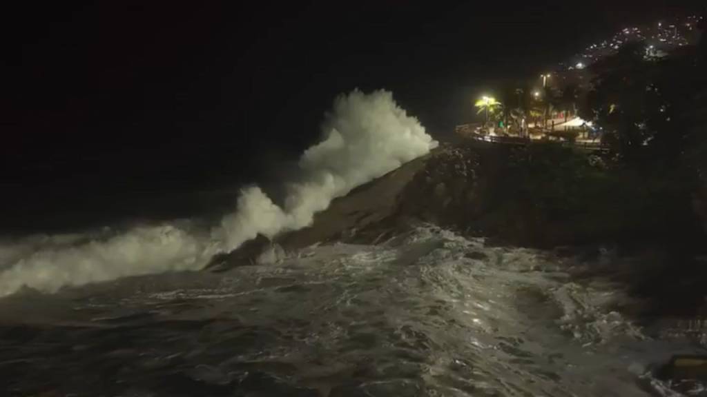 Rio registra a madrugada mais fria do ano com direito a ressaca na orla