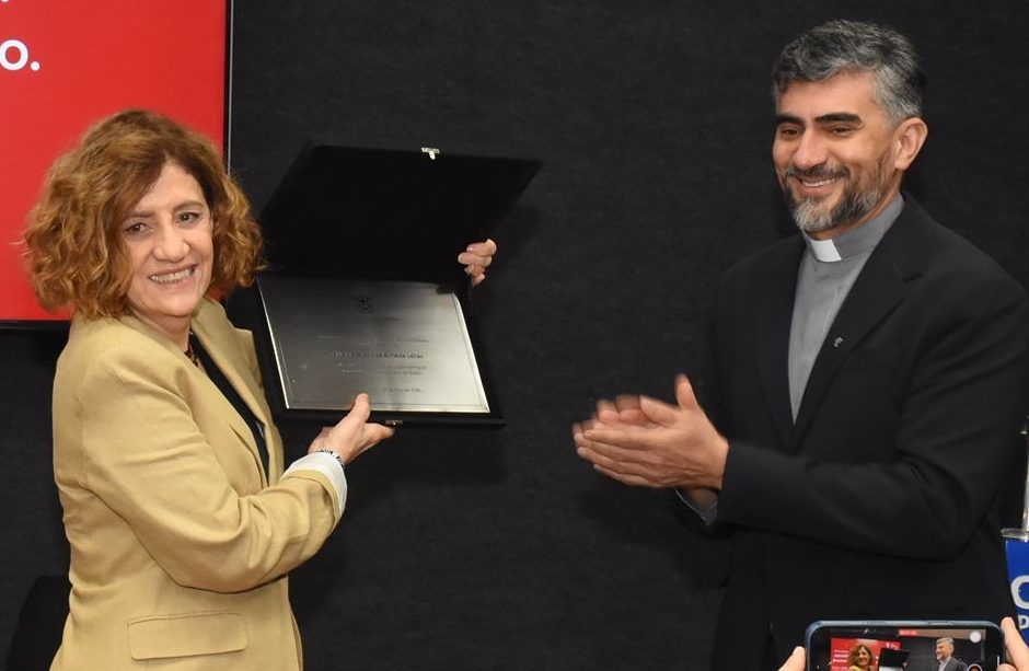 Miriam Leitão recebe homenagem na PUC-Rio